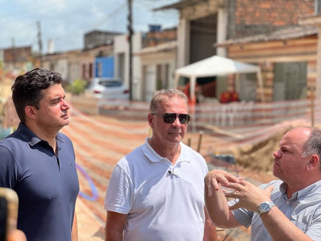 Secretário de Infraestrutura do estado visita obras de pavimentação e saneamento em São Miguel dos Campos