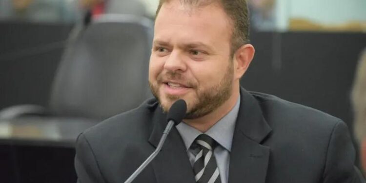 Fora da Assembleia, Léo Loureiro espera nova vaga no poder