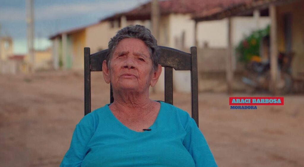 SANTANA: Moradora do Povoado Pedra D’agua está surpresa com pavimentação: ‘pensei que ia morrer e não ver a obra‘