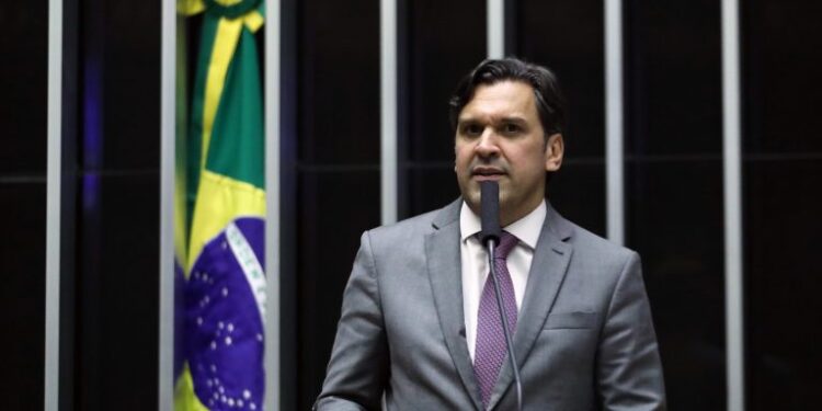 Isnaldo Bulhões comemora aprovação de novo marco fiscal na Câmara dos Deputados