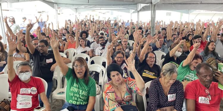 Greve na educação é encerrada após promessa de avanços no Plano de Cargos