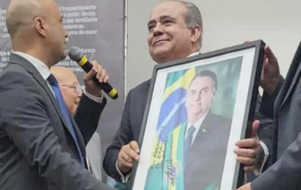 Quadro autografado por Jair Bolsonaro é arrematado por R$ 55 Mil em leilão em Goiânia