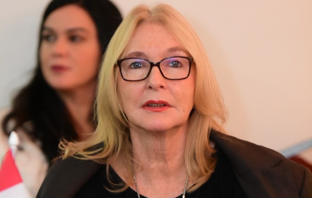 Kátia Born esclarece que continua disponível na política