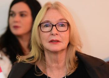 Kátia Born esclarece que continua disponível na política