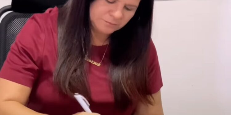 Prefeita Livia Carla assina termo de adesão da Barra de Santo Antônio ao Conisul