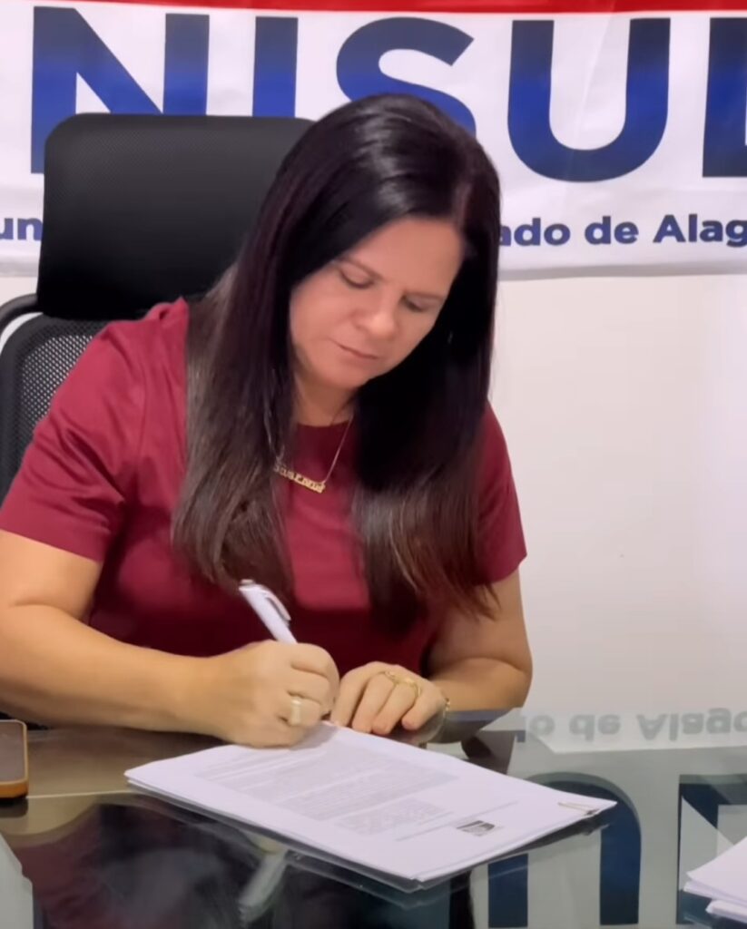 Prefeita Livia Carla assina termo de adesão da Barra de Santo Antônio ao Conisul
