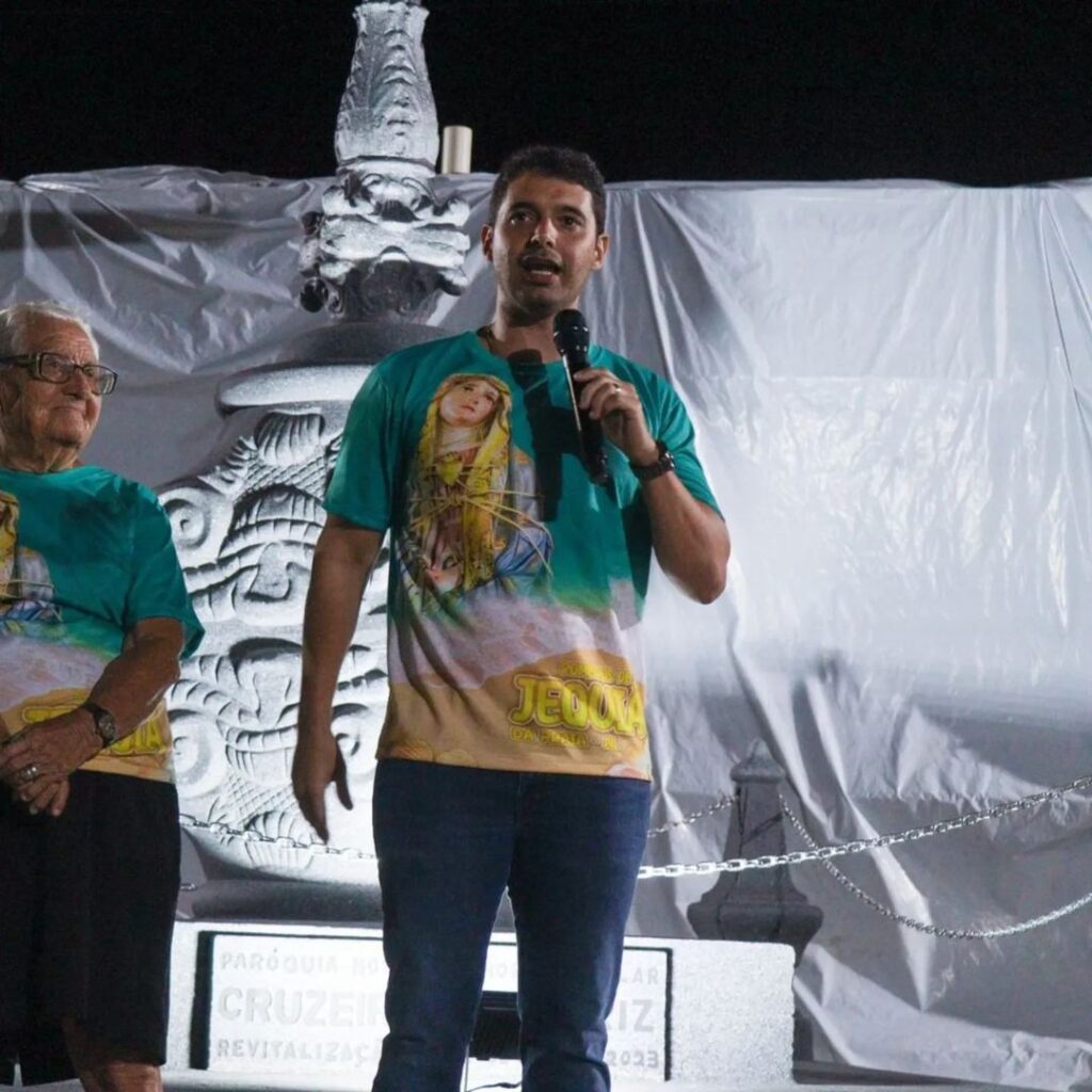 Prefeito de Jequiá da Praia participa de procissão com romeiros da cidade antes de partida para Juazeiro do Norte