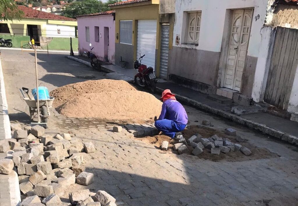 Prefeitura de Jacaré dos Homens realiza reparos na pavimentação da Praça Emerência Campos
