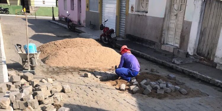 Prefeitura de Jacaré dos Homens realiza reparos na pavimentação da Praça Emerência Campos