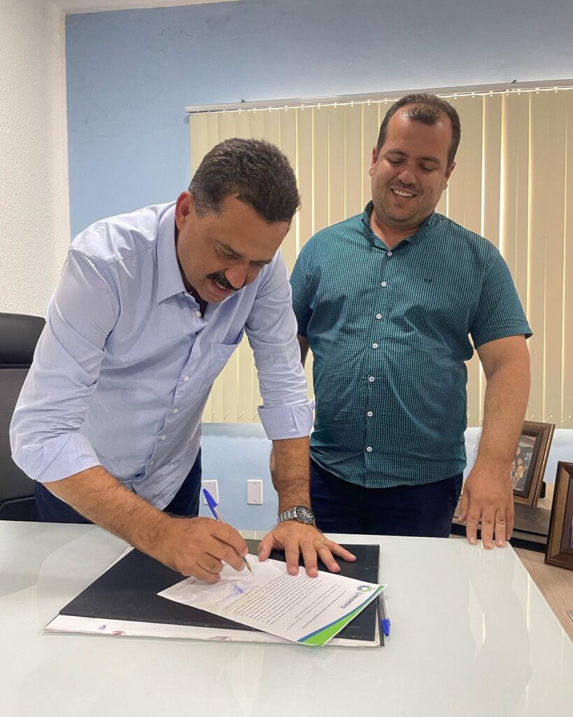 Prefeito de Limoeiro de Anadia se afasta do cargo por 15 dias