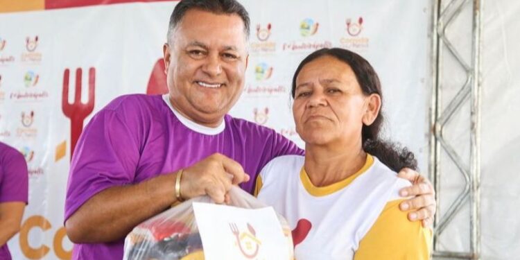 Prefeito de Monteirópolis participa de entrega de cestas básicas do Programa Comida na Mesa