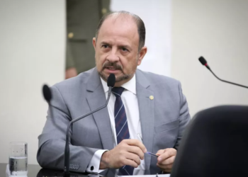 Deputado Antônio Albuquerque apresenta projeto que proíbe pessoas trans de utilizarem banheiros femininos e masculinos