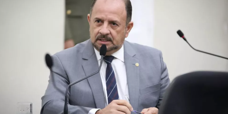 Deputado Antônio Albuquerque apresenta projeto que proíbe pessoas trans de utilizarem banheiros femininos e masculinos