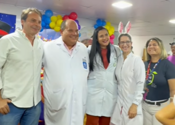 Secretário de Saúde visita HGE para comemoração do Dia das Criança na pediatria do hospital