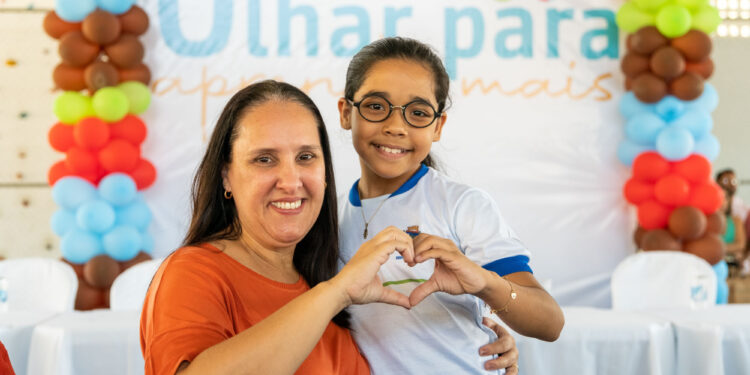 Prefeita Christiane Bulhões entrega mais de 2.500 óculos a alunos da rede municipal de ensino