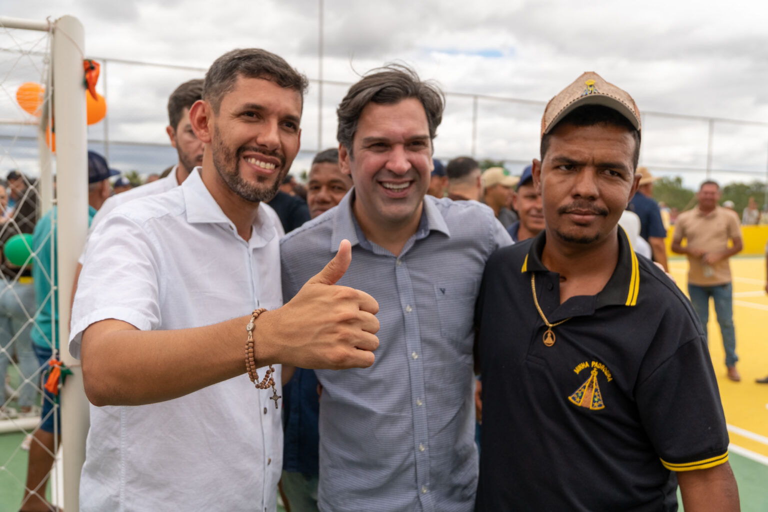 Em parceria com o deputado Isnaldo Bulhões, prefeito de Olivença entrega nova quadra poliesportiva