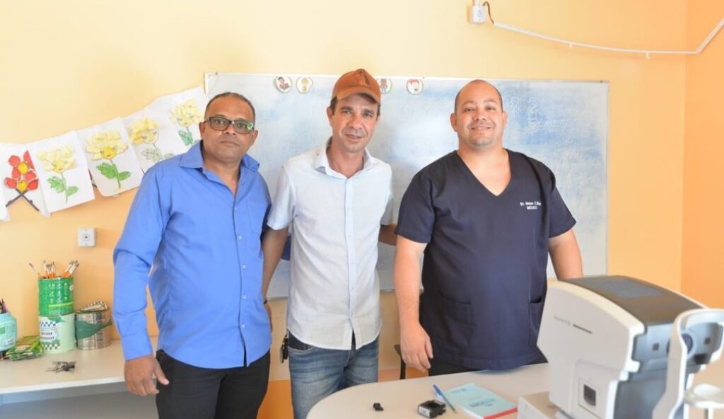 Prefeito Tony de Campinhos visita escolas que ofertam atendimento oftalmológico em Pariconha