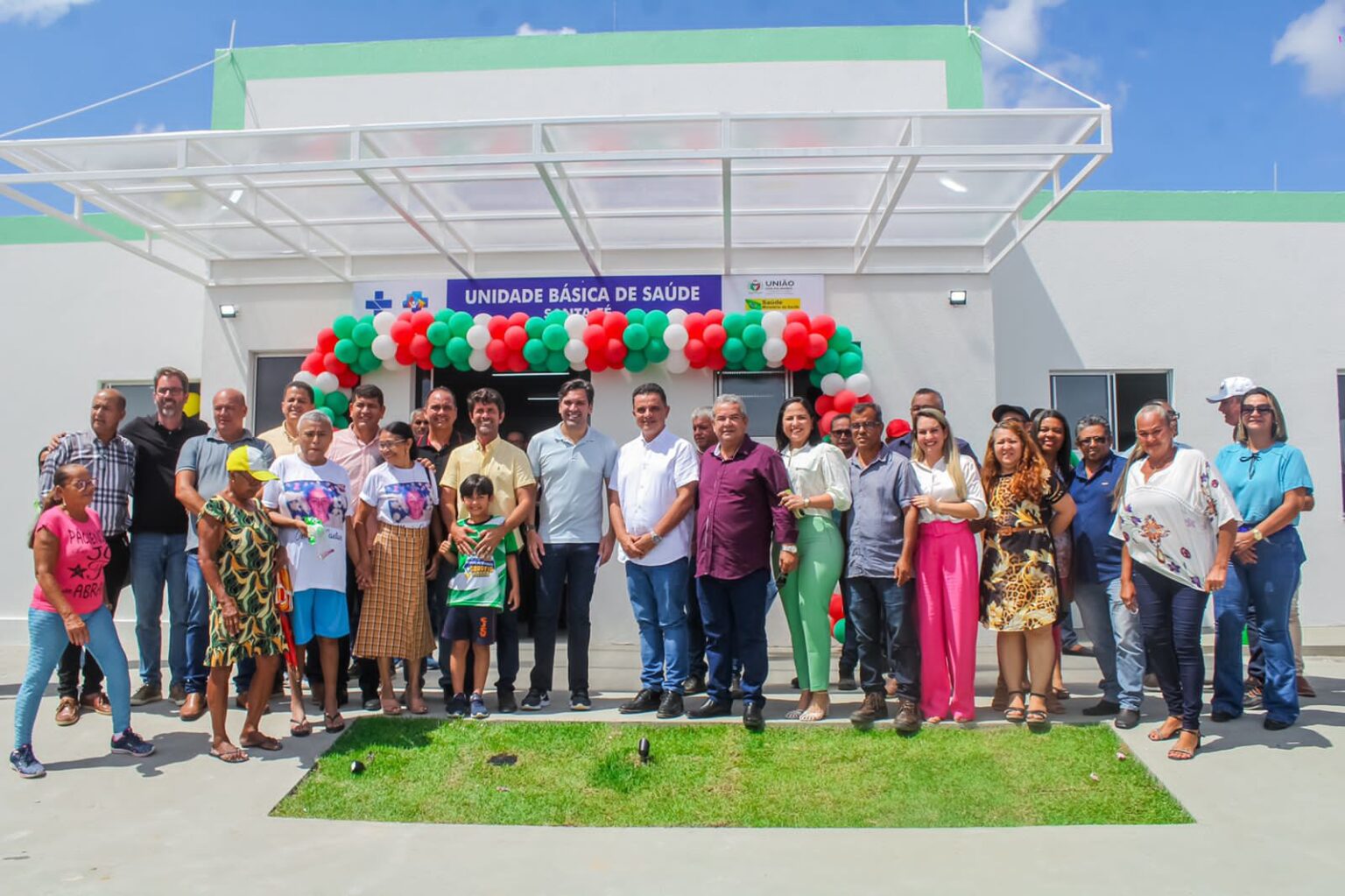 Com acesso pavimentado pelo governo Kil, povoado Santa Fé ganha Unidade de Saúde e Praça