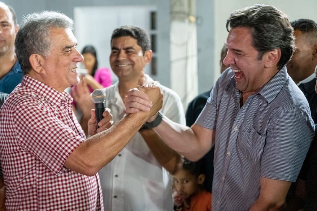 Pão de Açúcar: deputado Isnaldo Bulhões participa de entrega de trator para a cidade ao lado do prefeito e do vice