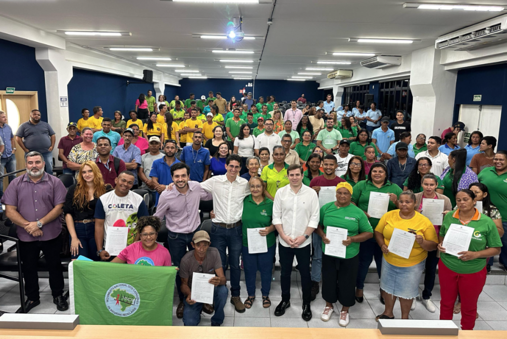 Governo de Alagoas entrega maquinários e equipamentos para catadores de materiais recicláveis