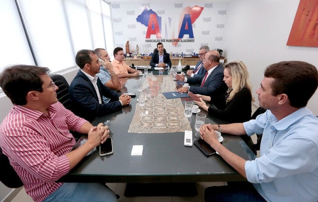 Prefeito Tony de Campinhos participa de reunião da Associação dos Municípios em Maceió