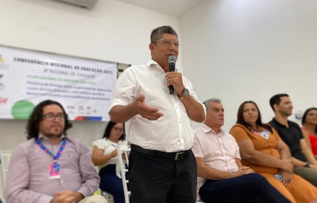 Prefeito de Palestina marca presença em Conferência Regional da Educação em Pão de Açúcar
