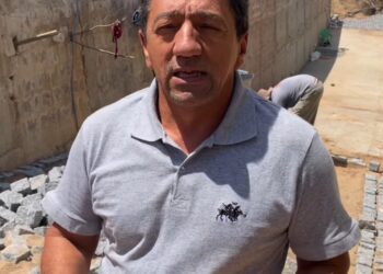 Prefeito Zé Carlos visita andamento de obra em Água Branca