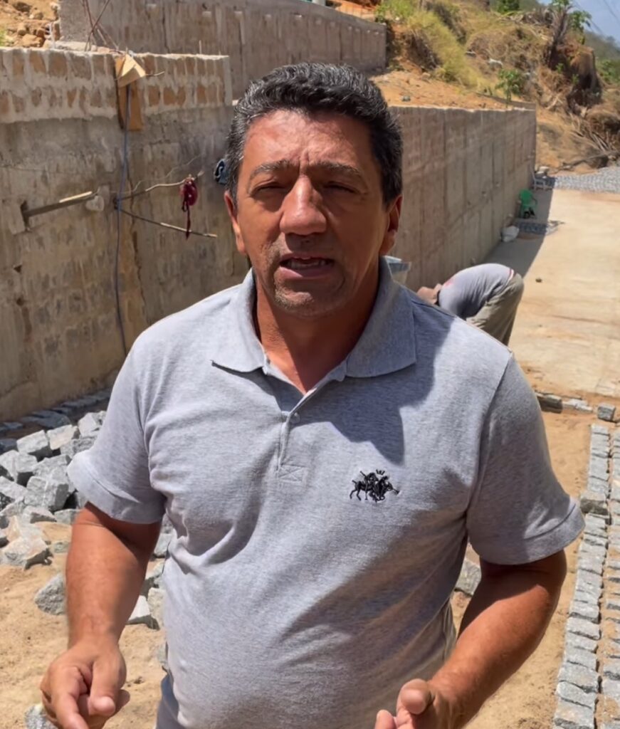Prefeito Zé Carlos visita andamento de obra em Água Branca
