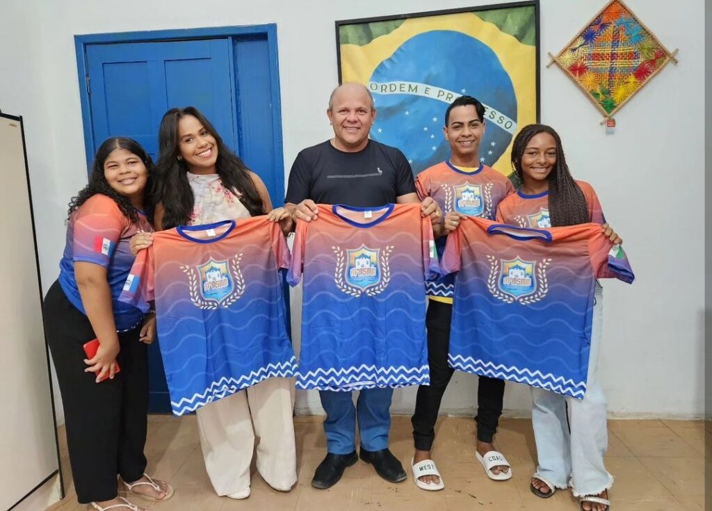 Prefeito Jadson Lessa participa da entrega dos fardamentos para banda fanfarra de São Miguel dos Milagres