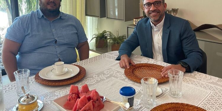 Durante café da manhã, prefeito de Inhapi debate pautas da cidade com o governador