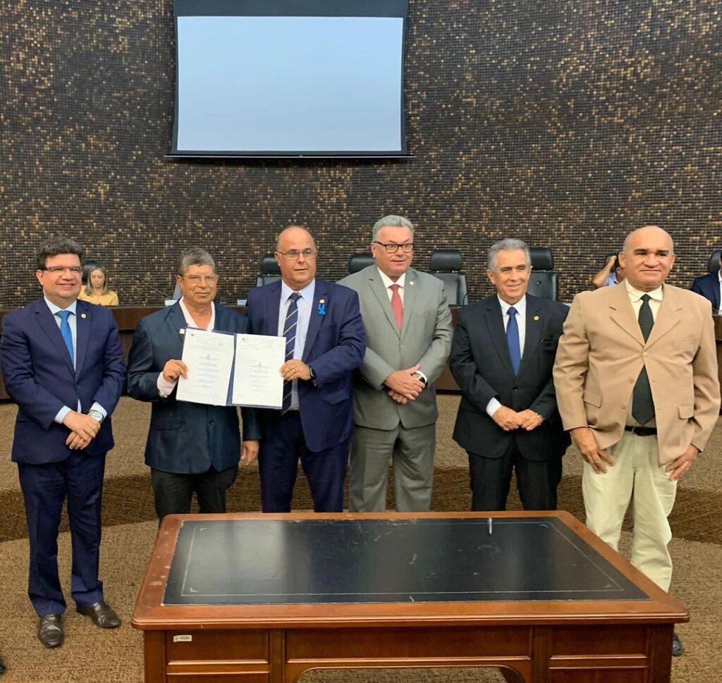 Prefeito de Palestina assina termo para adesão do município ao programa Moradia Legal