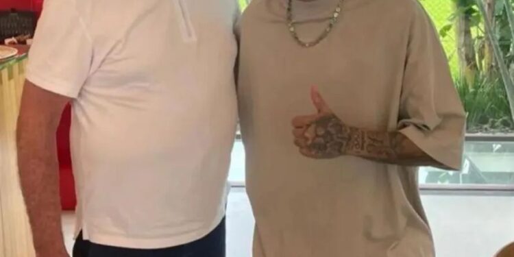 Neymar recebe medalha de Bolsonaro: “imbrochável, imorrível e incomível”