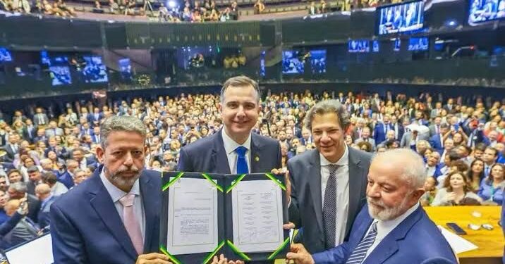 Após votação histórica, Congresso promulga a reforma tributária