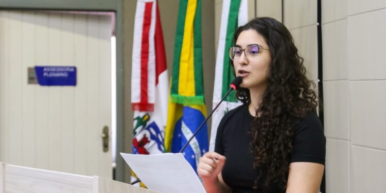 Vereadora Teca Nelma segue coletando assinaturas para investigar a Braskem