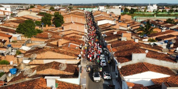 Aldo Popular Arrasta Multidão Em “Pisadinha” Pelas Ruas De Porto Real Do Colégio-AL