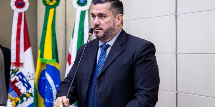 Lei de Leonardo Dias que proíbe exposição de crianças e adolescentes a sexualidade precoce em escolas é promulgada