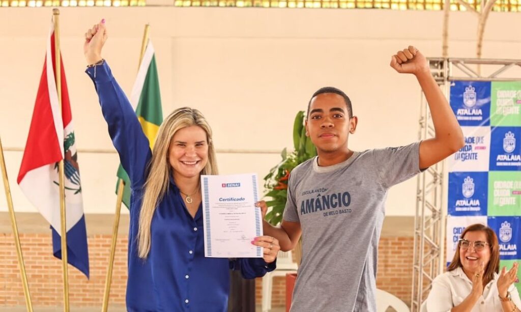 Senai Transforma: prefeita Ceci Rocha participa da entrega de certificados a mais de mil alunos da rede municipal em Atalaia