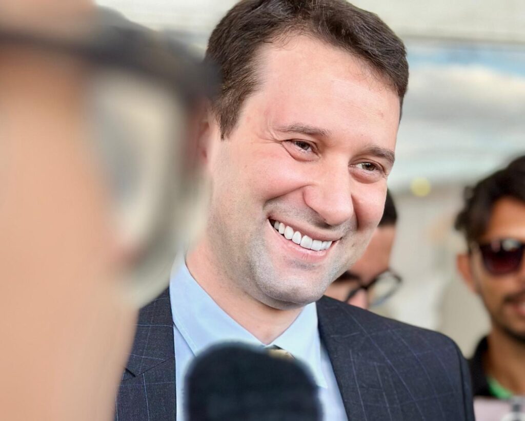 Deputado Daniel Barbosa publica artigo sobre solidariedade e justiça social