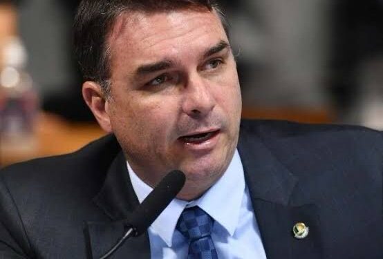 Flávio Bolsonaro elogia app do governo Lula para bloquear celular roubado