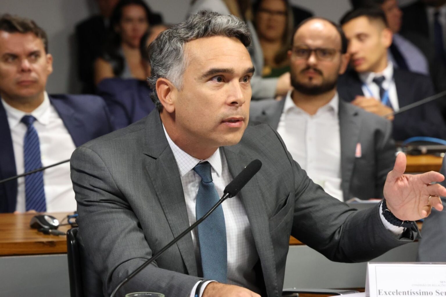No presidência do MDB de Maceió, Rafael Brito não cumpre a promessa de enquadrar vereadores