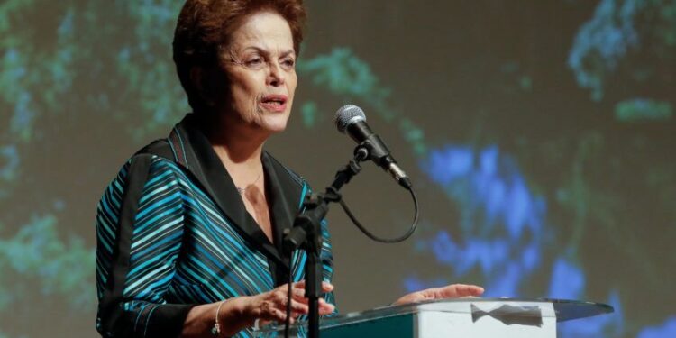 Dilma ganha hoje quase dez vezes mais do que recebia quando era presidente do Brasil