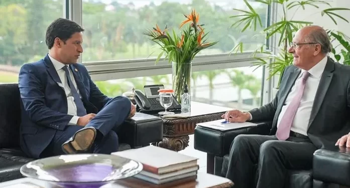 Rodrigo assume presidência do Senado e se reúne no Planalto com presidente em exercício Geraldo Alckmin para pedir apoio a Maceió