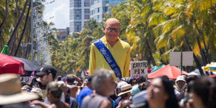 Prévias carnavalescas arrastam foliões e agitam a capital 