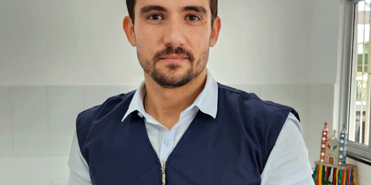 “São falsos patriotas que beiram o fascismo”, diz Cauê Castro sobre a extrema-direita.