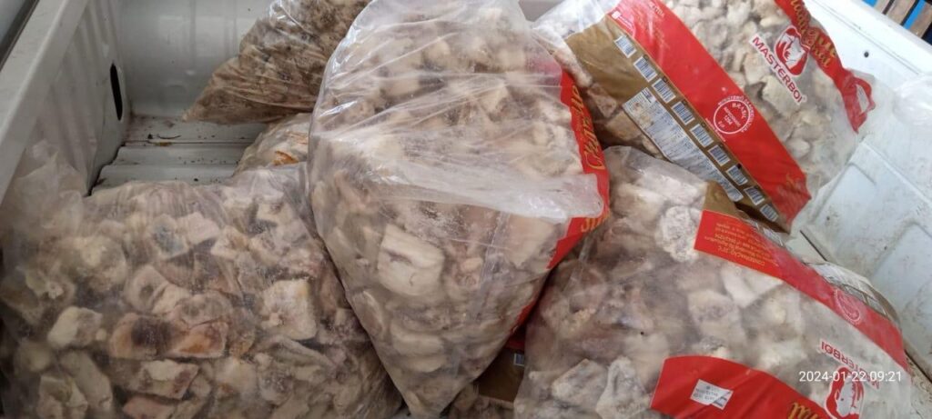 Fiscalização sanitária apreende 700kg de carne deteriorada em supermercado