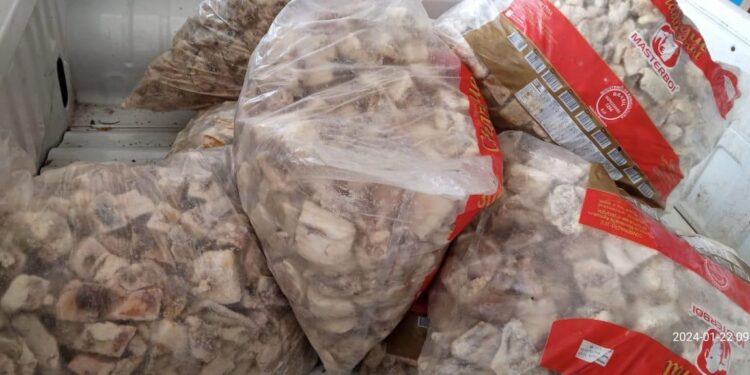 Fiscalização sanitária apreende 700kg de carne deteriorada em supermercado