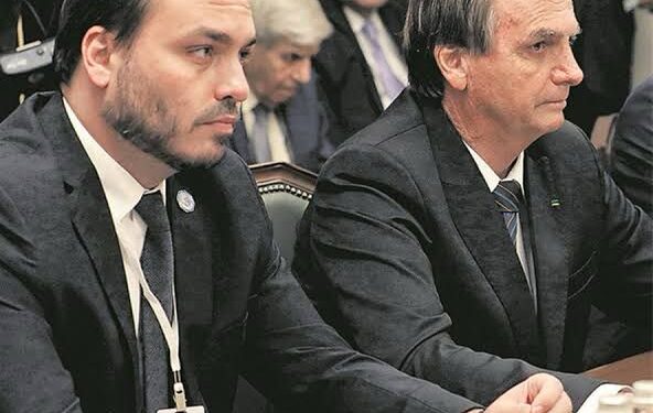 Carlos Bolsonaro é alvo de operação da PF para investigar ‘Abin paralela’