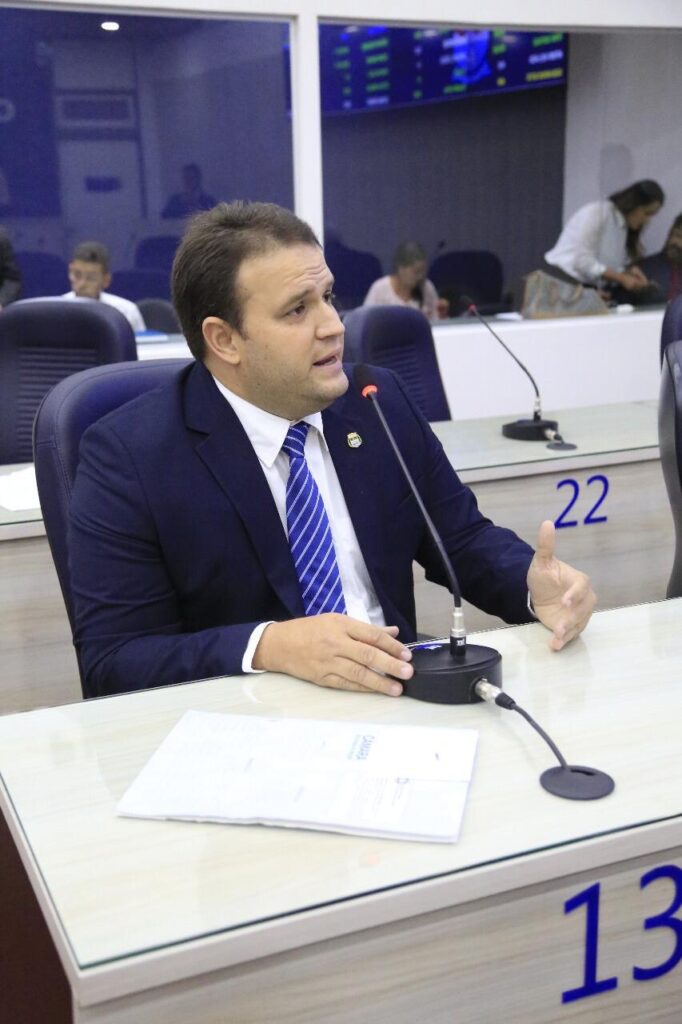 Vereador Zé Márcio nega saída do grupo do Palácio