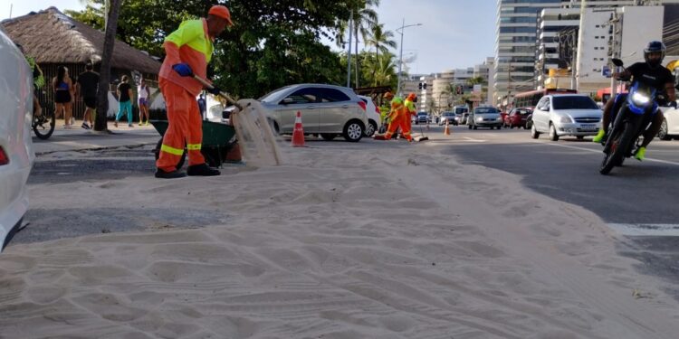 Orla de Jatiuca fica encoberta de areia devido à ventos fortes
