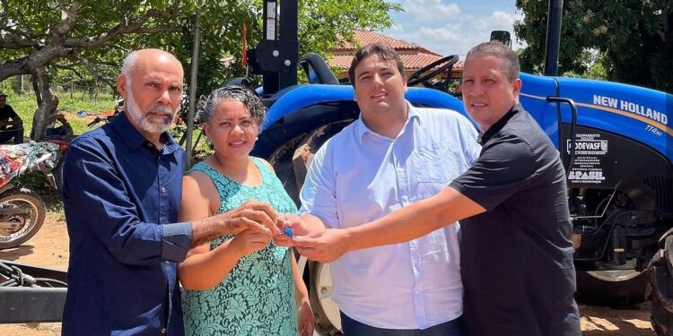 Prefeitura de Inhapi realiza entrega de novo trator para associação comunitária